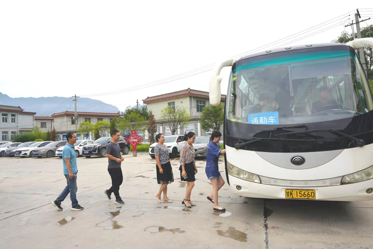 我為群眾辦實(shí)事-成縣公司調(diào)整通勤車(chē)上下班時(shí)間_副本.jpg